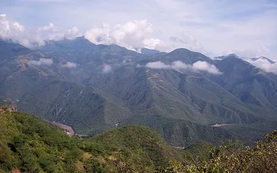 Zalesione grzbiety gór Sierra Madre Occidental w Meksyku
