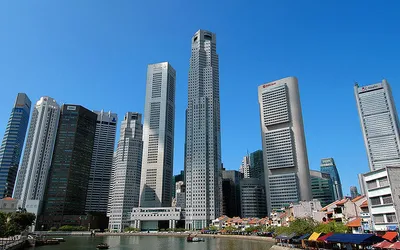 Wieżowce dzielnicy finansowej nad rzeką Singapur i Boat Quay