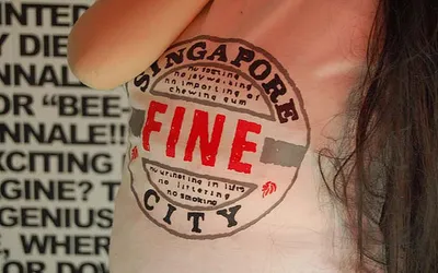 Koszulka z napisem „Singapore – Fine City” i listą zakazów