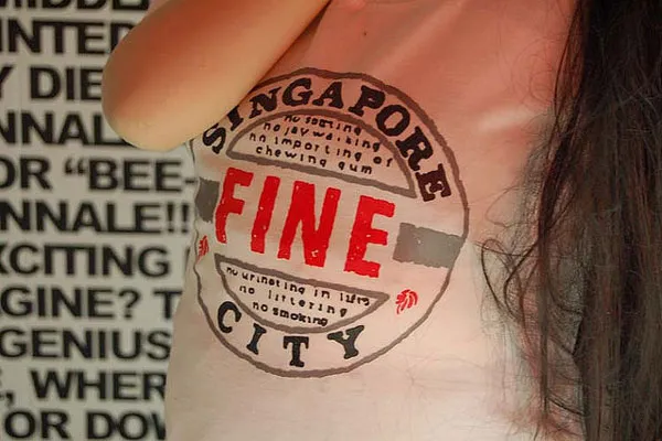Koszulka z napisem „Singapore – Fine City” – Singapur nazywany bywa „miastem zakazów”