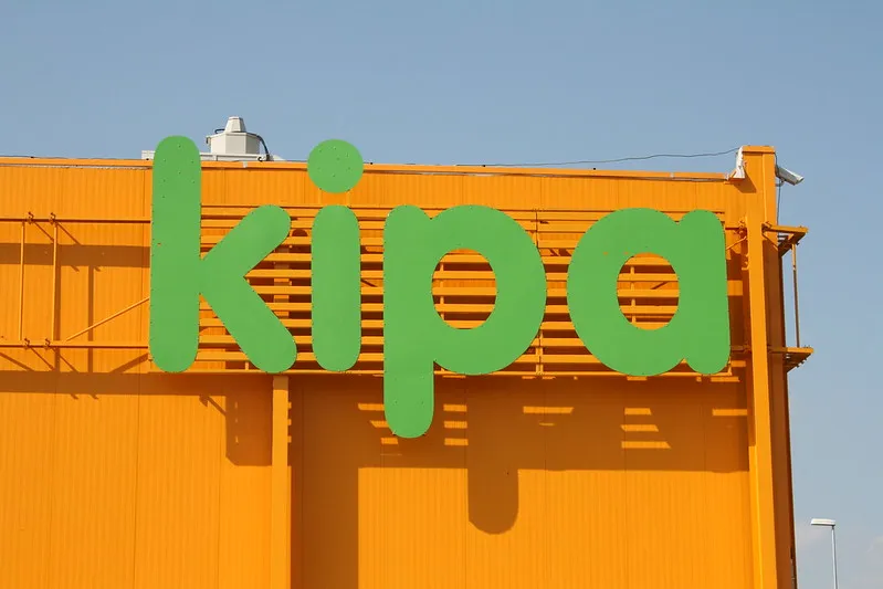 Logo dawnej sieci hipermarketów Kipa na pomarańczowej elewacji sklepu
