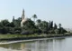 Meczet Hala Sultan Tekke z minaretem i kopułą wśród palm nad brzegiem Słonego Jeziora w Larnace