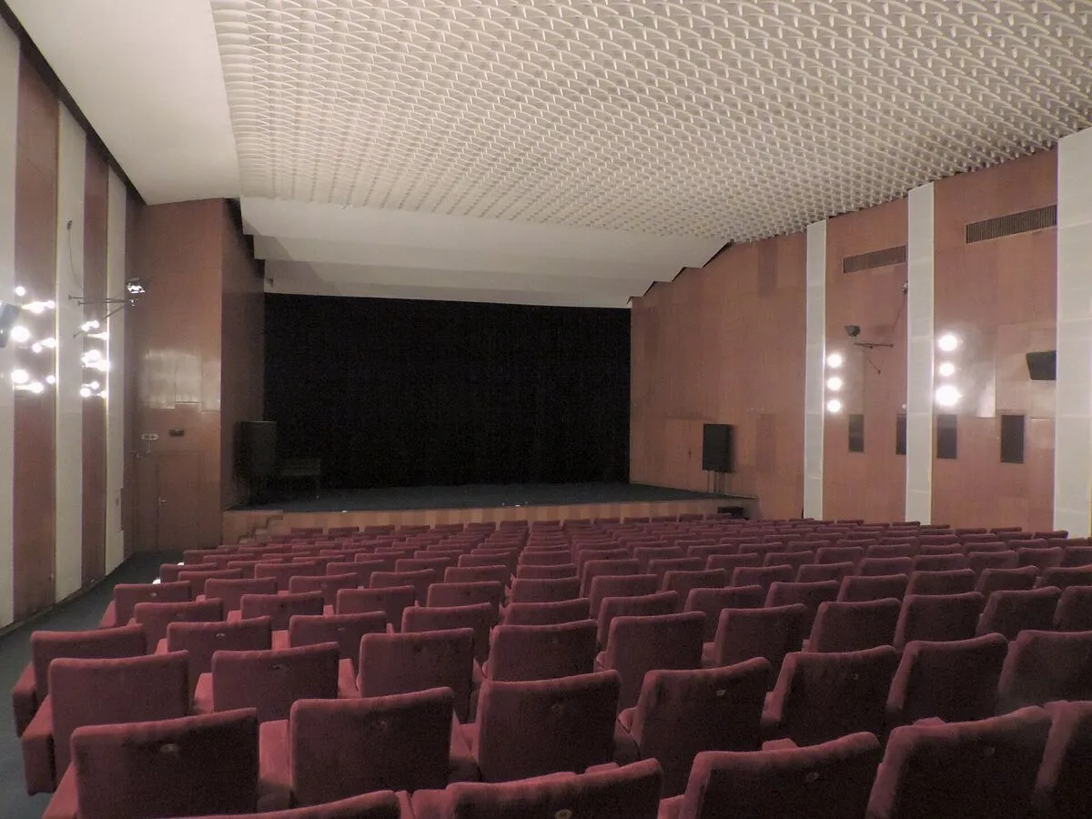 Sala kinowa w Domu Kina w Sofii z czerwonymi fotelami