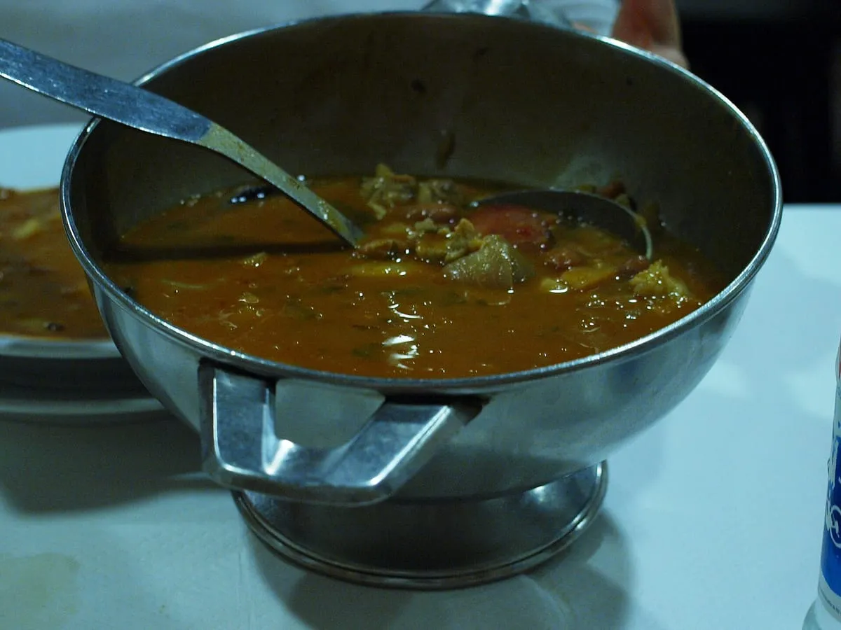 Sopa da pedra podana w metalowej wazie w restauracji w Almeirim