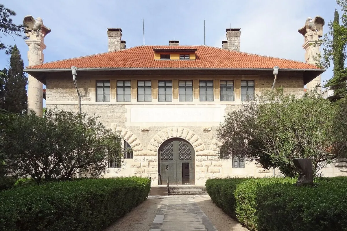 Budynek Muzeum Archeologicznego w Splicie z dziedzińcem