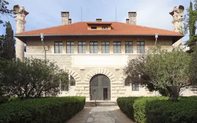 Budynek Muzeum Archeologicznego w Splicie z dziedzińcem