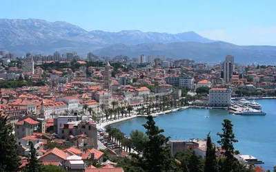 Widok z góry na dachy starówki Splitu i port