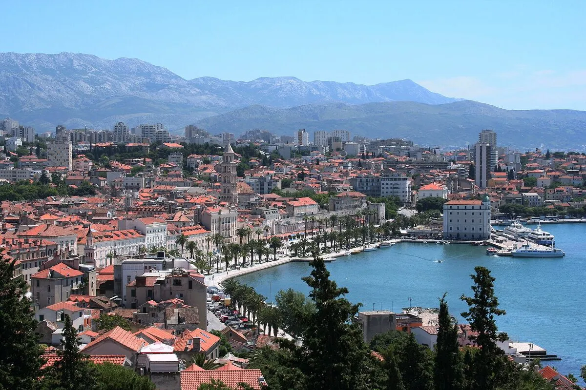 Widok z góry na dachy starówki Splitu i port