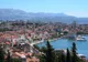 Widok z góry na dachy starówki Splitu i port