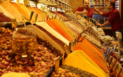 Sprzedawcy przy stoisku z przyprawami i suszonymi różami na tureckim bazarze