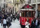 Tłum przechodniów na deptaku İstiklal w Stambule, obok czerwony zabytkowy tramwaj Taksim-Tünel