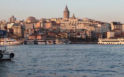 Wieża Galata nad zabudową Stambułu, widok od strony wody
