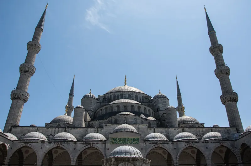 Błękitny Meczet, czyli Meczet Sułtana Ahmeda, z kopułami i minaretami