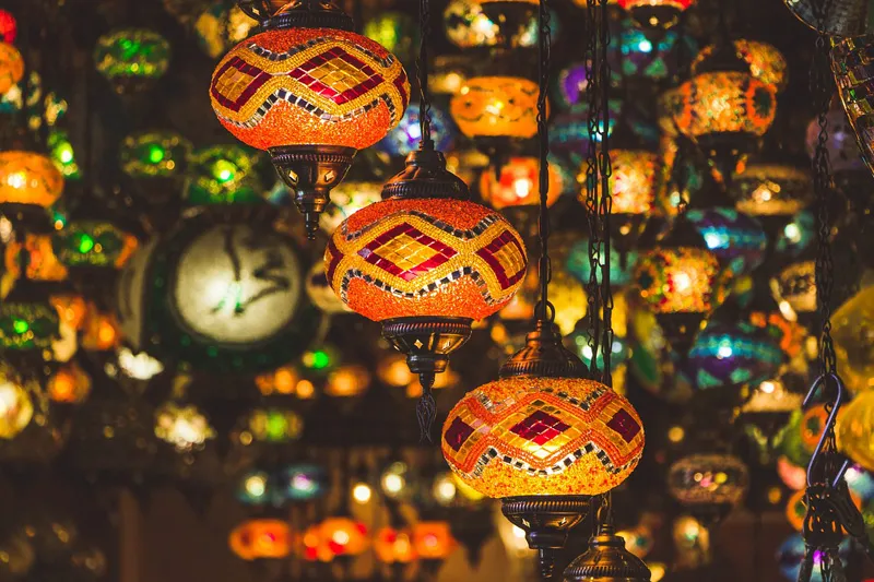 Mozaikowe lampy na stambulskim targu