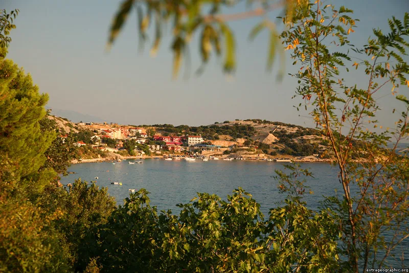 Zatoka Stara Baška na wyspie Krk z zabudową nad wodą