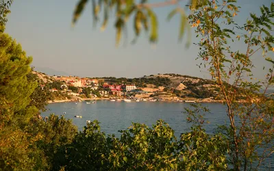 Zatoka Stara Baška na wyspie Krk z zabudową nad wodą