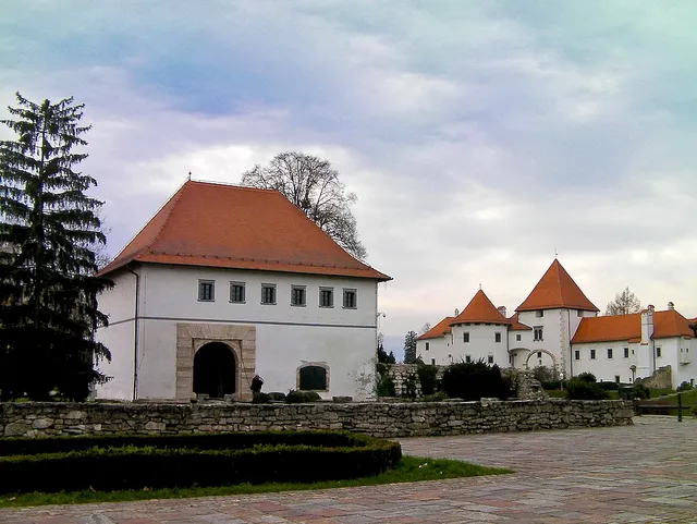 Biały budynek i baszty twierdzy Stari Grad w Varaždinie
