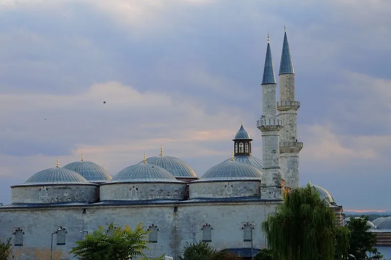 Kamienny Meczet Eski w Edirne z minaretem o zachodzie słońca