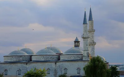 Kamienny Meczet Eski w Edirne z minaretem o zachodzie słońca