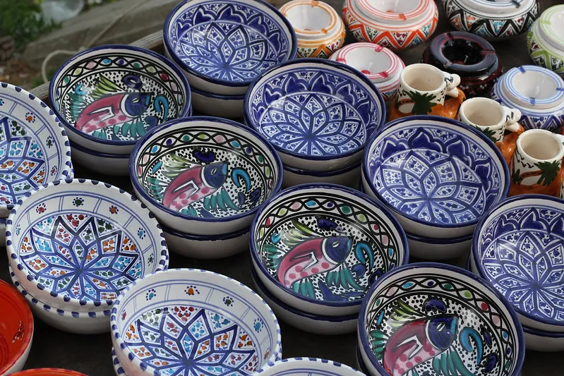 Stoisko z ręcznie malowaną ceramiką