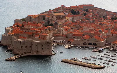Stare Miasto w Dubrowniku z lotu ptaka – czerwone dachy, mury i stary port