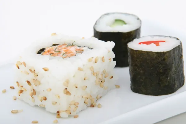 Potrawą znaną na całym świecie, łączącą w sobie wszystkie tradycyjne elementy japońskiej kuchni jest oczywiście sushi