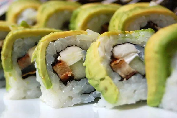 Sushi występuje w wielu kolorowych i smacznych wersjach