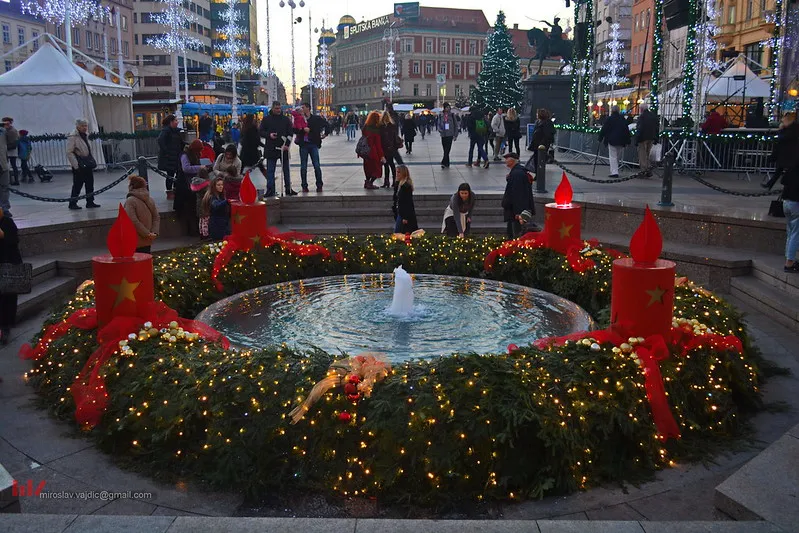 Świąteczne iluminacje w centrum Zagrzebia w czasie Adwentu