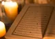 Otwarty Koran z arabskim tekstem w świetle świec