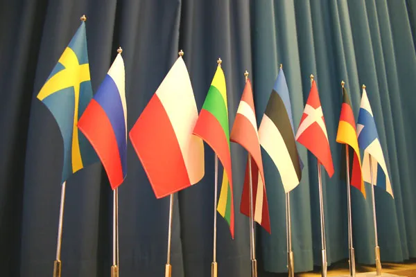 Święto rosyjskiej flagi (druga od lewej) obchodzone jest 22 sierpnia