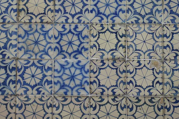 Kolorowe azulejos zdobią ściany budynków w całej Portugalii