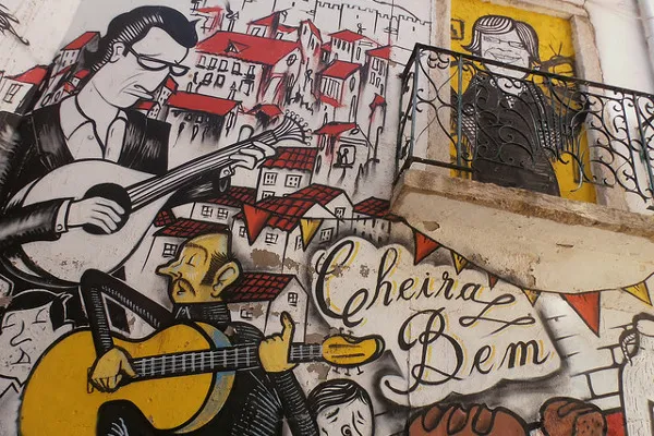 Graffiti przedstawiające pieśniarzy fado na jednym z domów w Lizbonie