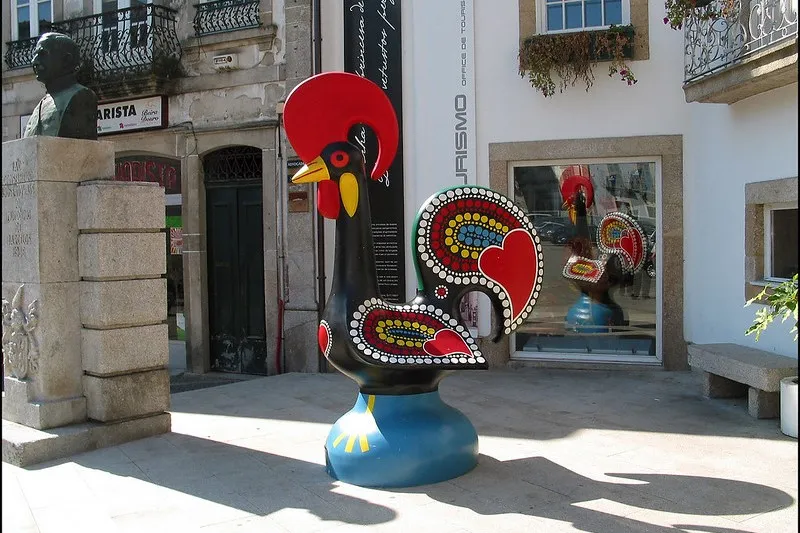 Kolorowe figurki kogutów z Barcelos