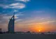 Hotel Burdż al-Arab w kształcie żagla na tle nieba