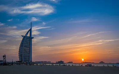 Hotel Burdż al-Arab w kształcie żagla na tle nieba