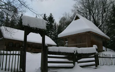 Drewniane zabudowania skansenu Szewczenkiwski Gaj we Lwowie zimą