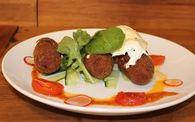Taamija — egipski falafel z fasoli fava, podawany jako przystawka