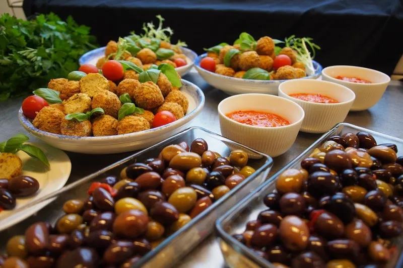 Falafele można podawać na wiele sposobów