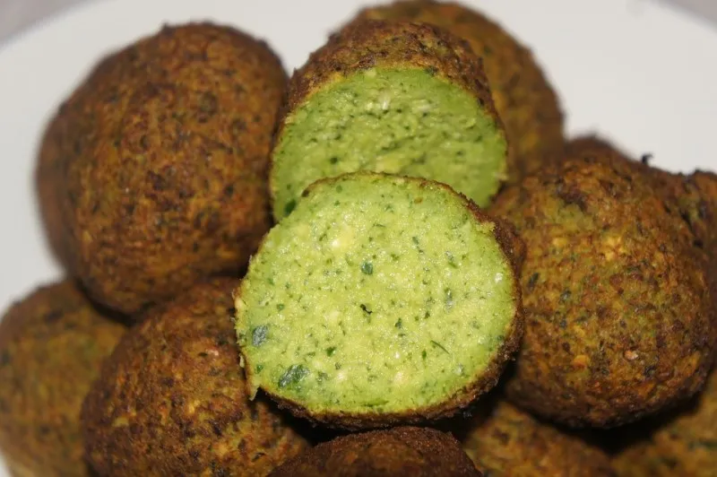 Falafele to małe kotleciki z bobu o pikantnym smaku i ziołowo-korzennym aromacie
