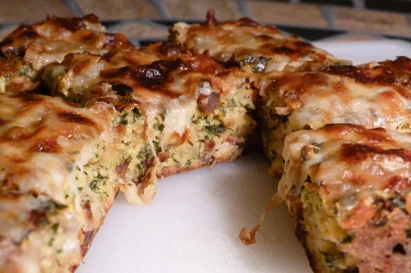 Tajin tunezyjski przypomina wyglądem zapiekankę lub omlet