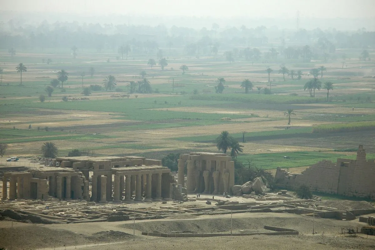Ruiny Ramesseum widziane z oddali na tle zielonej doliny Nilu
