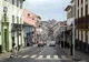 Brukowana ulica Rua da Sé z kolorowymi kamienicami w Angra do Heroísmo na Terceirze