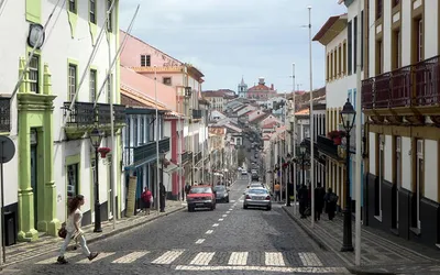 Brukowana ulica Rua da Sé z kolorowymi kamienicami w Angra do Heroísmo na Terceirze