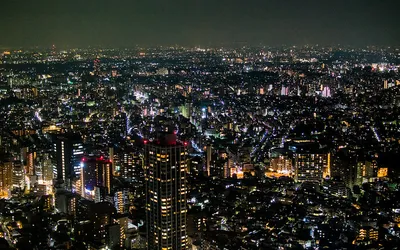 Rozświetlona panorama Tokio nocą z lotu ptaka