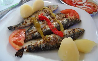 Będąc w Portugalii koniecznie powinniśmy spróbować sardynek