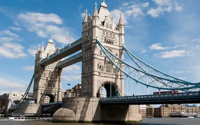 Tower Bridge nad Tamizą w Londynie