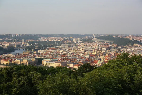Widok na miasto ze wzgórza Petřín