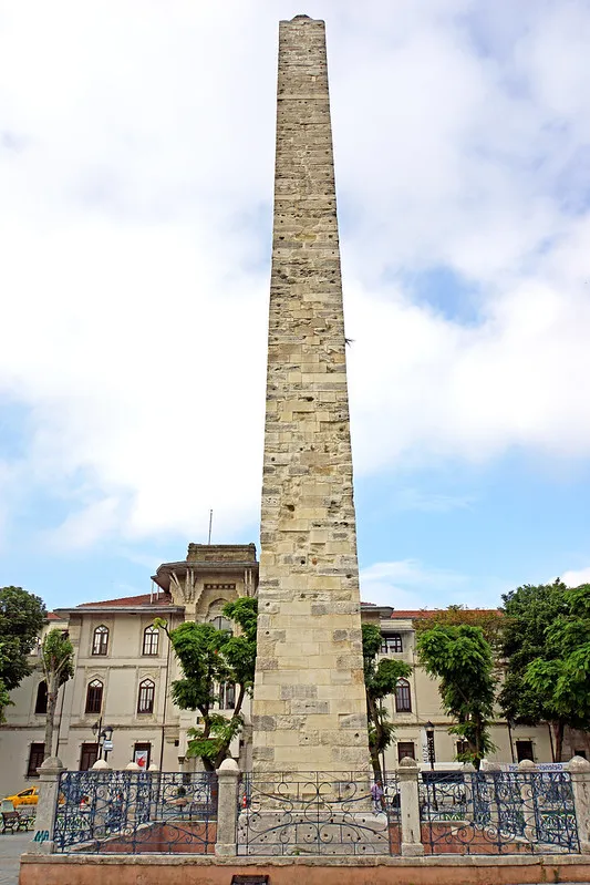 Egipski obelisk na placu dawnego Hipodromu w Stambule