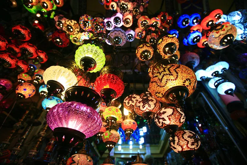 Kolorowe mozaikowe lampy na Krytym Bazarze w Stambule
