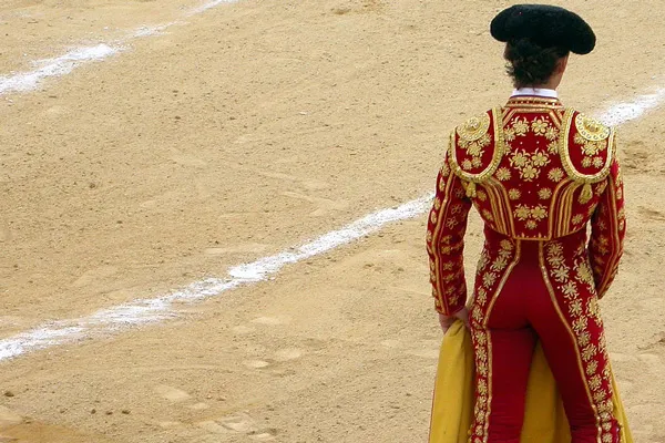 Dziarski torero, gardząc śmiercią, staje do walki z bestią